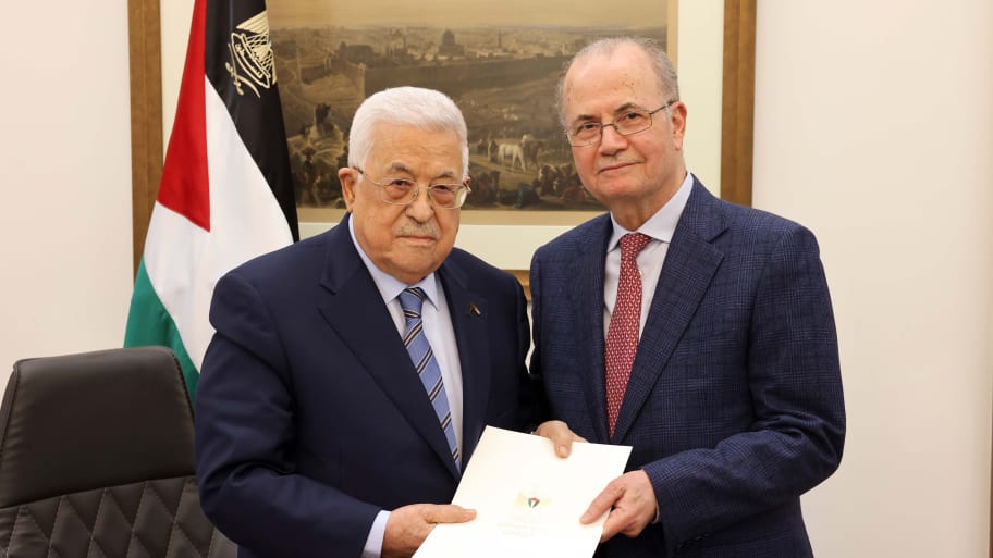Palestinian President Mahmoud Abbas (L) poses for a photo with former Deputy Prime Minister and Chairman of the Palestinian Investment Fund Mohammed Mustafa