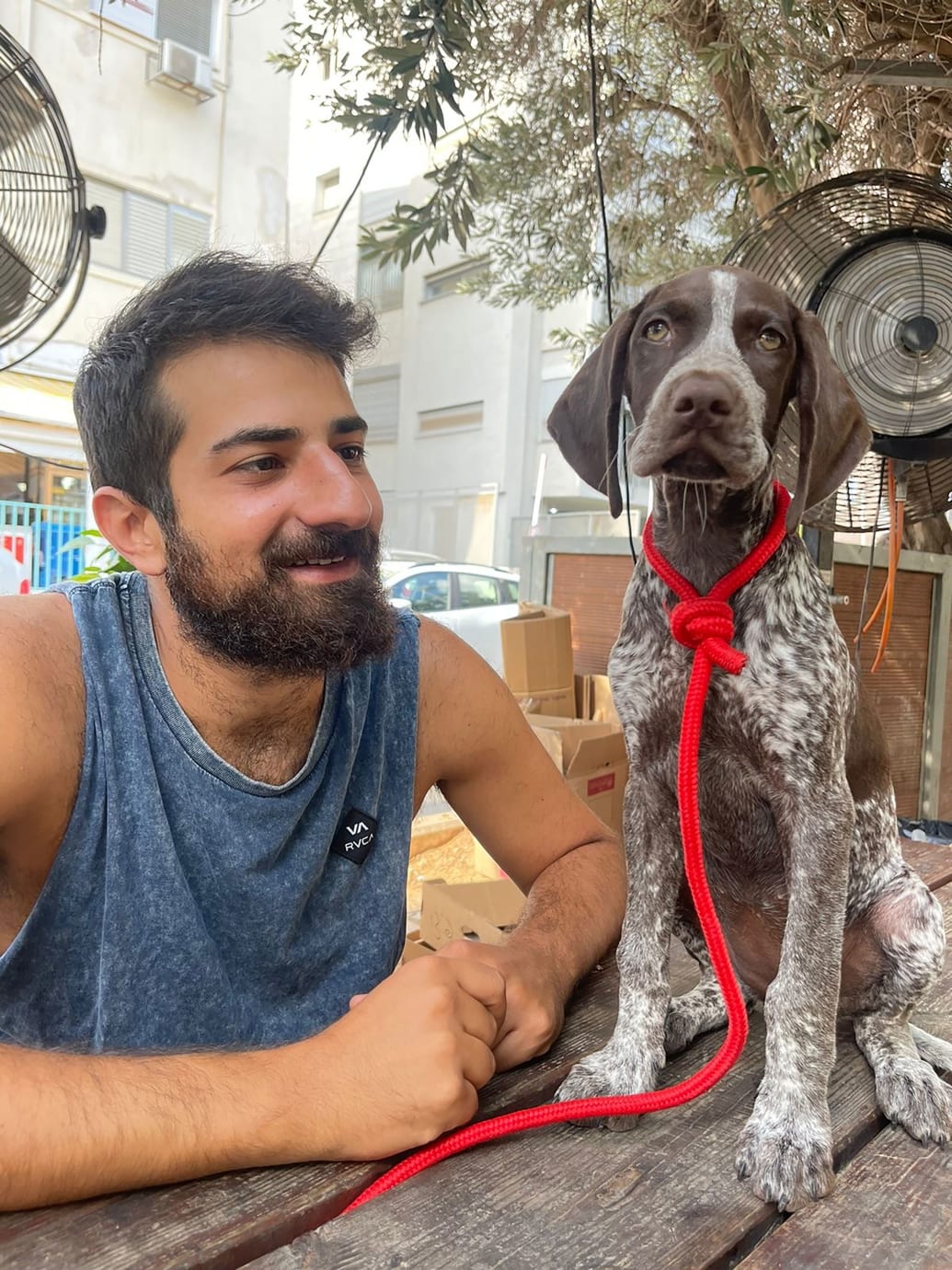 A picture of Idan Shtivi with a dog
