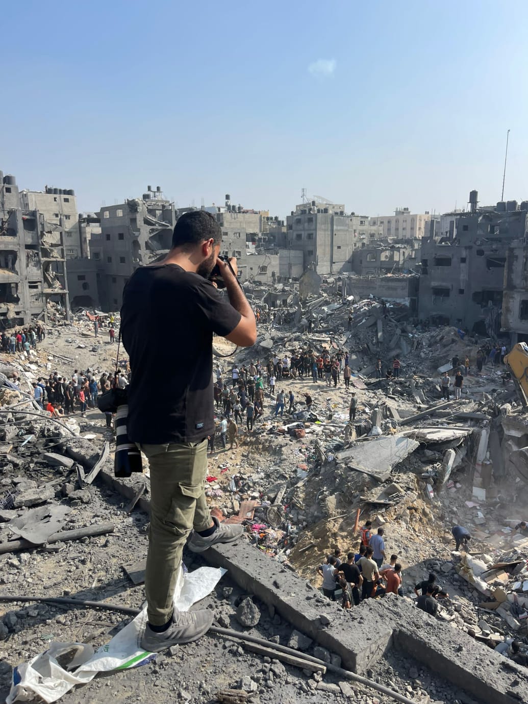 Photograph of Ali Jadallah taking a photo in Gaza