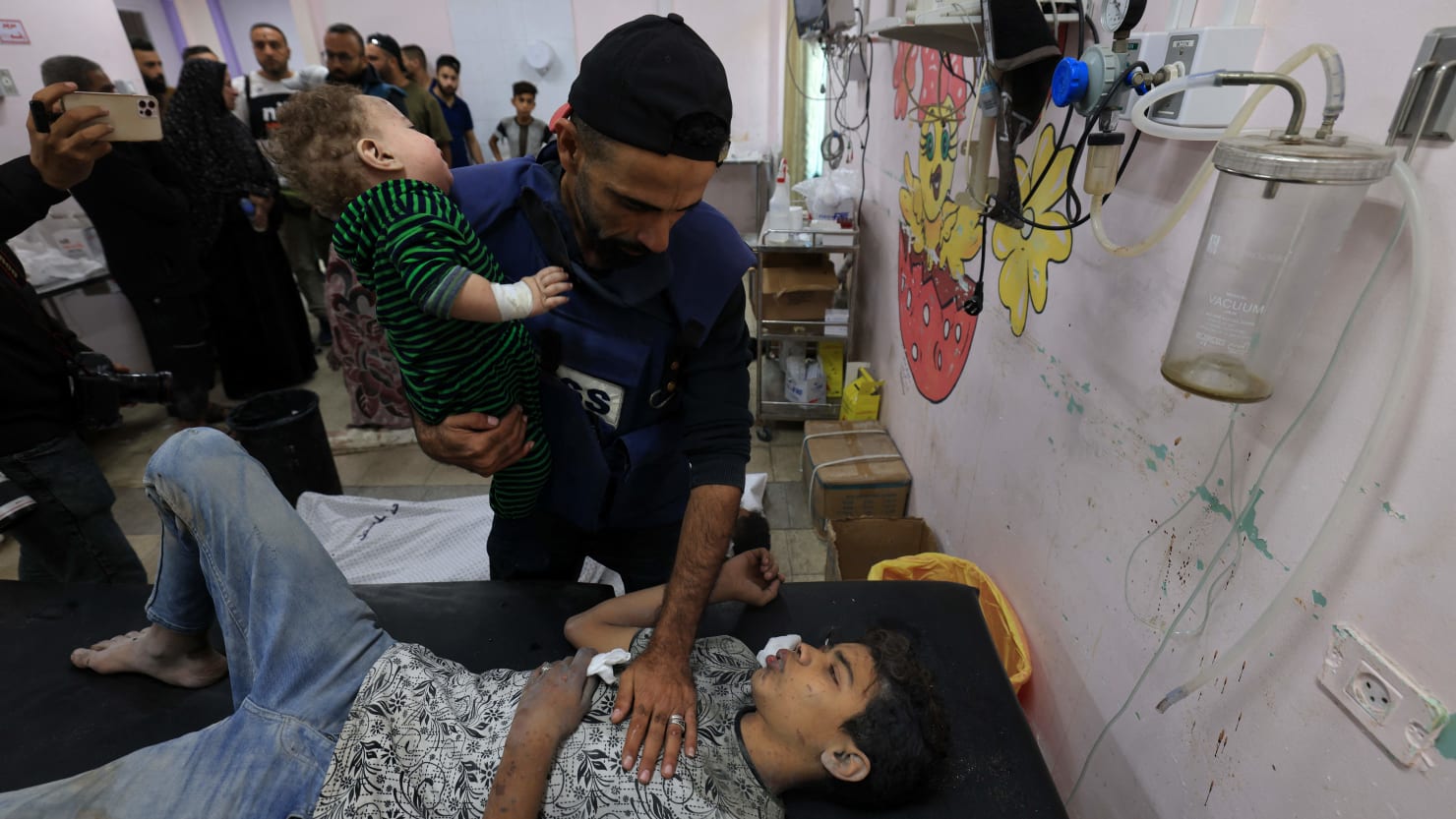 赤新月社：数千人が避難しているガザのアルクッズ病院は「閉鎖」