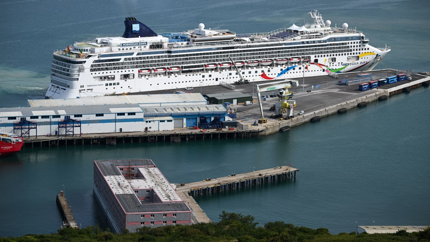 Toeristen haasten zich door Afrika om een ​​gestrand cruiseschip op te halen