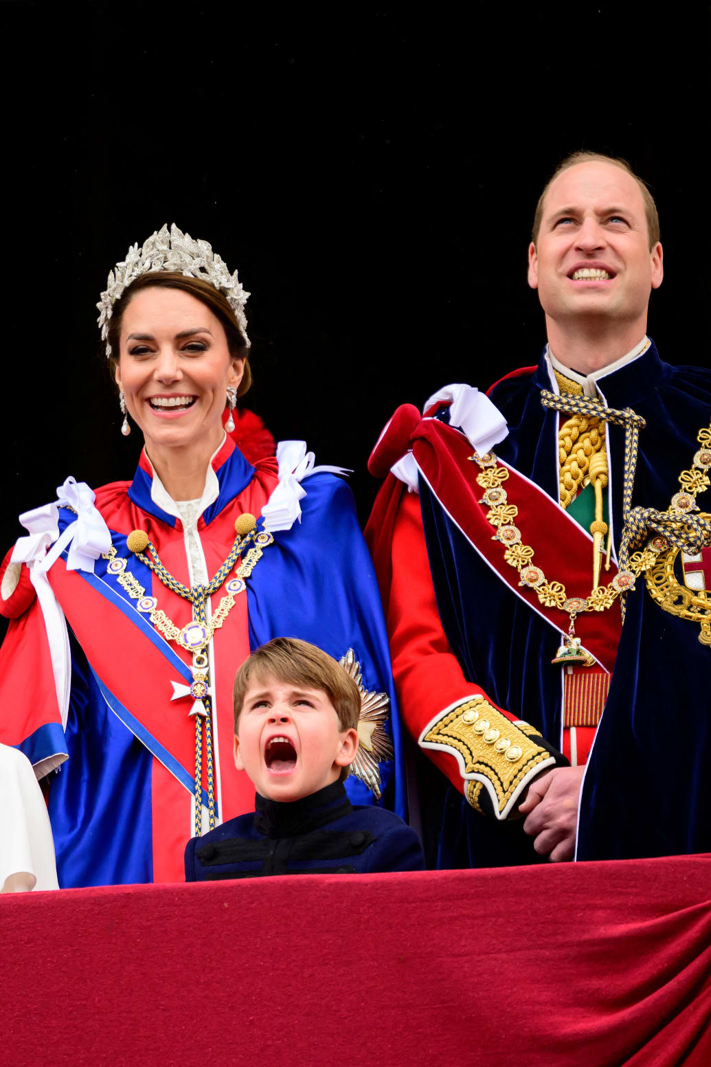 Catalina, Princesa de Gales y el Príncipe Guillermo, Príncipe de Gales y Príncipe Luis, se encuentran en el balcón del Palacio de Buckingham durante la coronación del rey Carlos III y la reina Camilla el 6 de mayo de 2023 en Londres, Inglaterra.