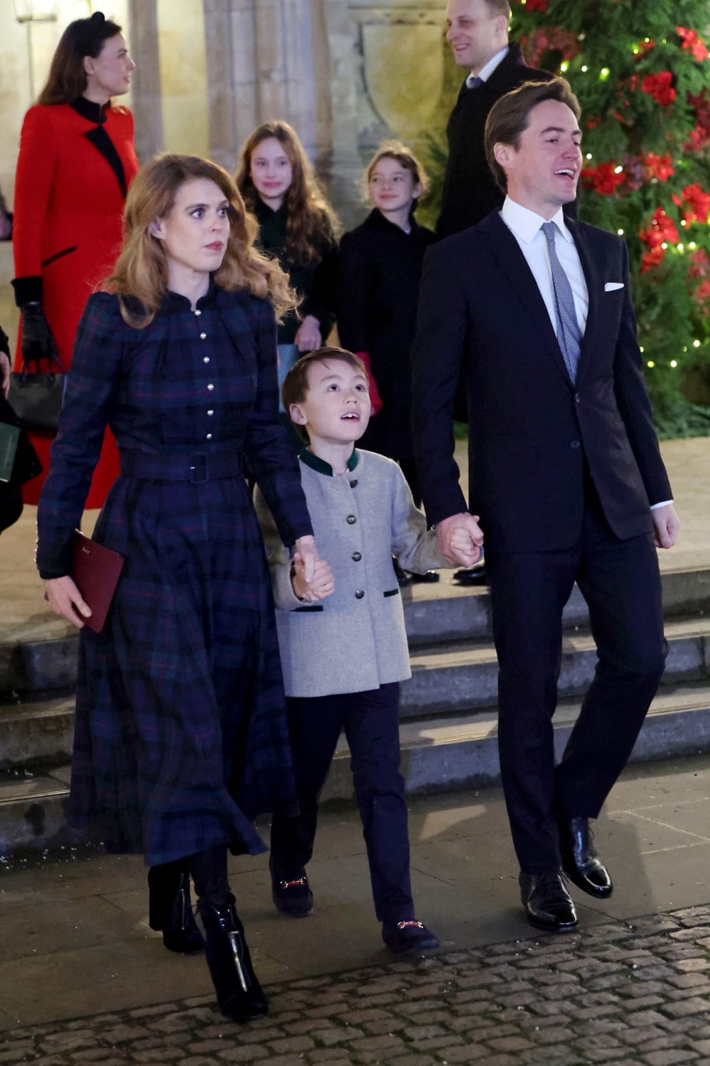 (von links nach rechts) Prinzessin Beatrice, Christopher Woolf und Edoardo Mapelli Mozzi nehmen an der teil "Gemeinsam an Weihnachten" Weihnachtsliedgottesdienst in der Westminster Abbey am 8. Dezember 2023 in London, Großbritannien.