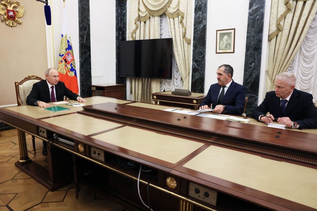 Une photo du Président russe Vladimir Poutine assiste à une réunion avec le Vice-Ministre de la Défense russe Yunus-Bek Evkurov et Andrei Troshev à Moscou le 28 septembre 2023. 