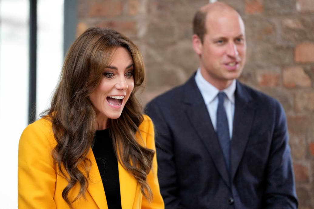 Kate Middleton, à esquerda, e o Príncipe William falam aos jovens enquanto participam de um fórum de jovens no Dia Mundial da Saúde Mental.