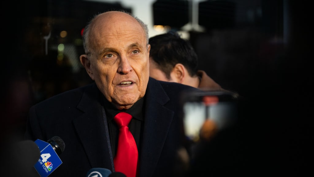 Il giudice dice che Rudy Giuliani può ricorrere in appello, ma non con i propri soldi