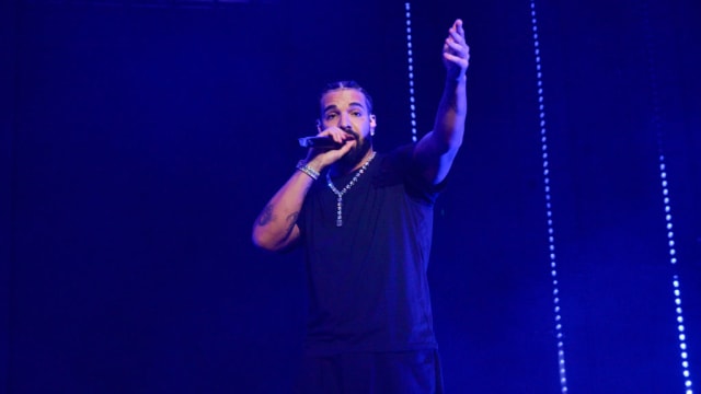 Rapper Drake performs onstage during "Lil Baby & Friends Birthday Celebration Concert" at State Farm Arena on December 9, 2022 in Atlanta, Georgia
