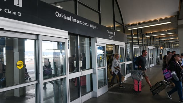 Oakland officials voted to add “San Francisco” to the name of Oakland International Airport despite the threat of lawsuits. 