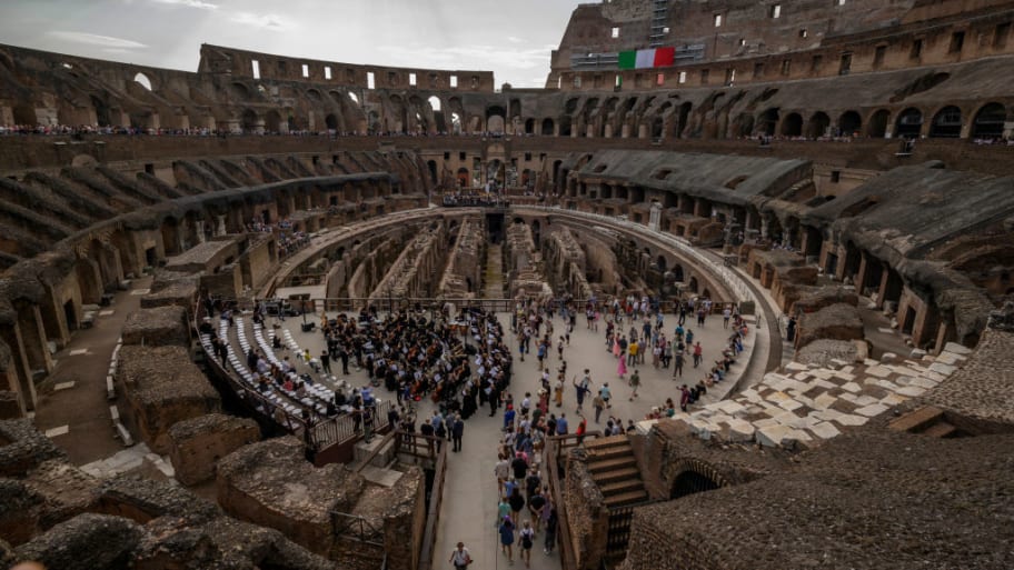 uk tourist defaces colosseum