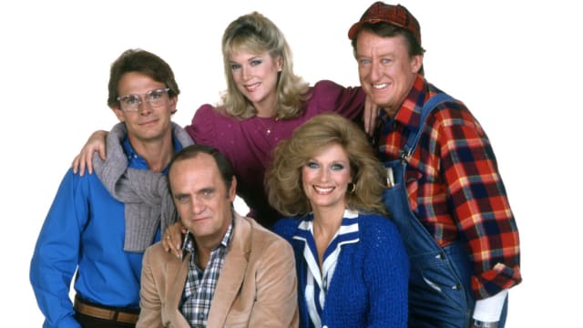 The cast of “Newhart” pictured back row from left Peter Scolari (as Michael Harris), Julia Duffy (as Stephanie Vanderkellen), Tom Poston (as George Utley). Front row from left is Bob Newhart (as Dick Loudon) and Mary Frann (as Joanna Loudon).