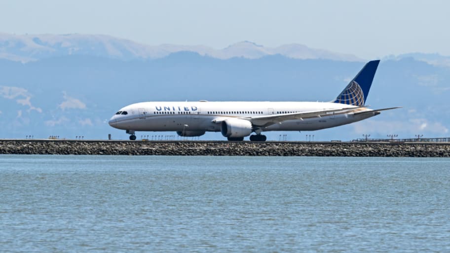 A United Airlines passenger plane