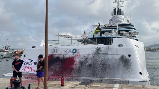 A photo of the Nancy Walton Laurie’s vandalized yacht posted to Futuro Vegetal’s Twitter account