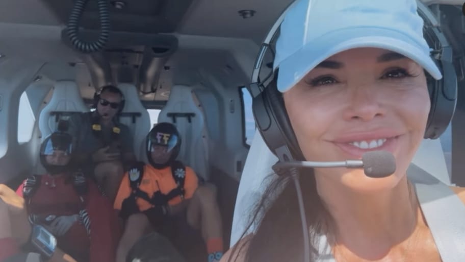 Lauren Sánchez flying her son and Orlando Bloom through the sky.