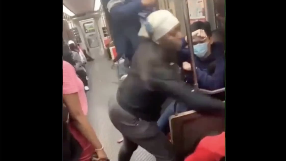 www.thedailybeast.com: Video Shows Teens Viciously Attack Students on SEPTA Train