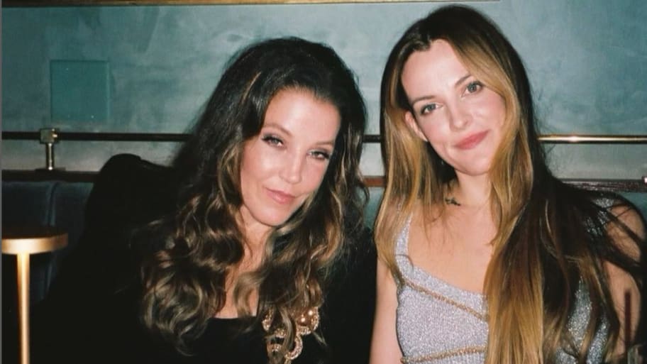 Riley Keough sits with her mother, Lisa Marie Presley, at a restaurant.