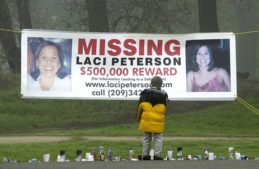 A sign displays photos of Laci Peterson along with a promised reward of $500,000.