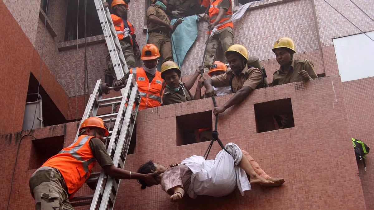 Пример спасение людей. Спасение людей с высотных зданий. Спасение людей при пожаре. Спасение людей из горящих зданий. Эвакуация людей из здания.