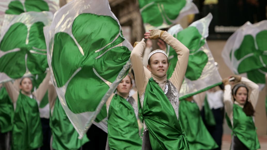 Irish st. Костюм Северной Ирландии. Национальная одежда Северной Ирландии. Ирландские танцы день Святого Патрика. Ирландцы в национальных костюмах.