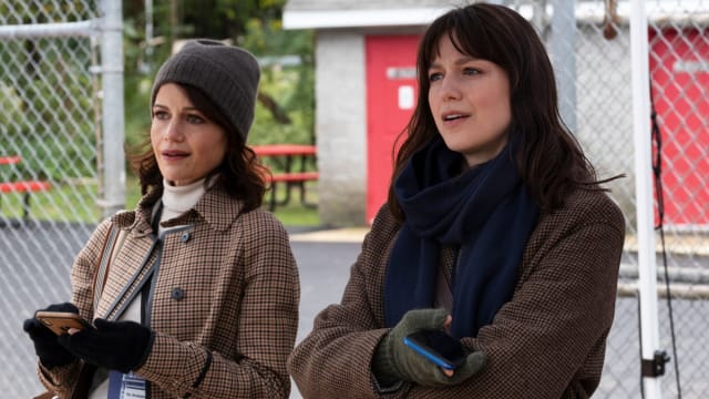 Carla Gugino, Melissa Benoist in the series The Girls on the Bus on Max