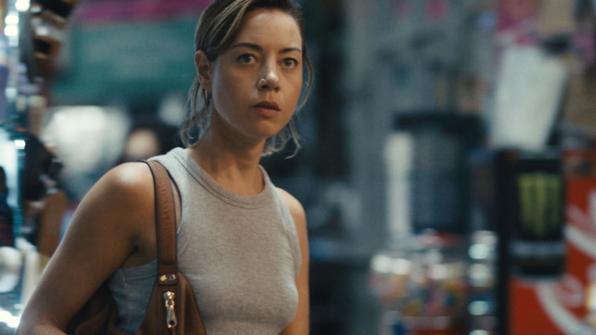 ‘Emily the Criminal’: It’s Really Fun to Watch Aubrey Plaza Breaking Bad