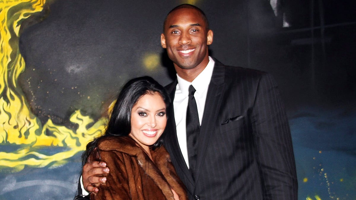 Kobe Bryant Makes Out With Ex-Wife image pic