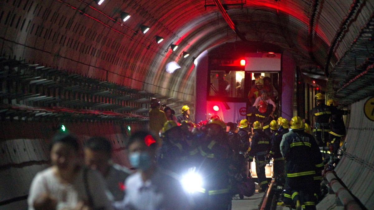 Поезд метро в тоннеле авария