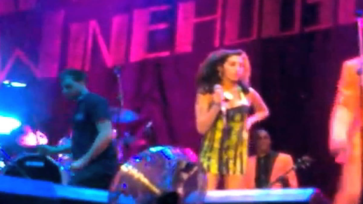 Amy Winehouse Booed Off Stage In Belgrade