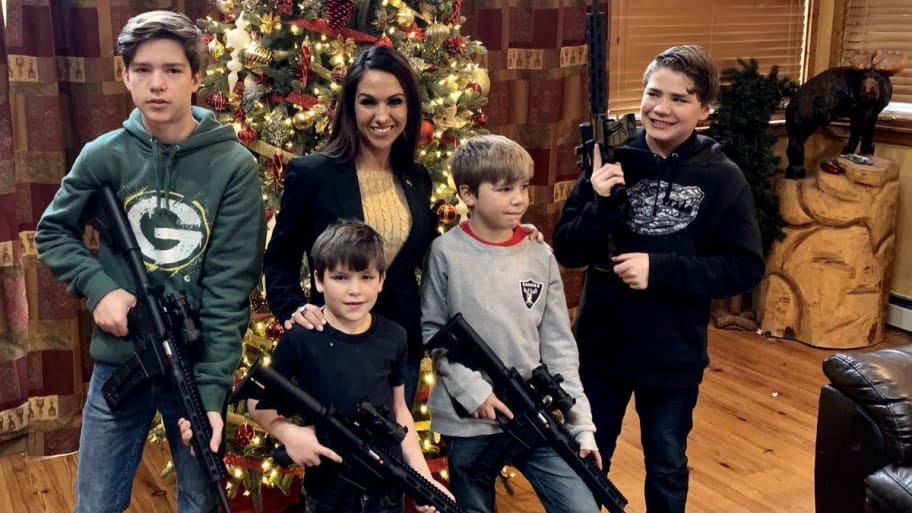 Boebert Shows Off Rifle-Toting Kids in Christmas Photo (thedailybeast.com)