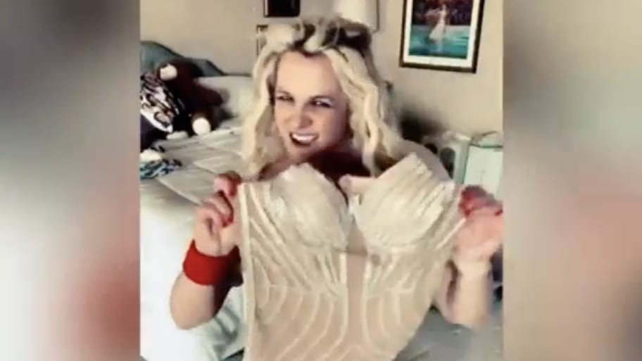 912px x 513px - Britney Spears Worries Fans With Bizarre Instagram Video