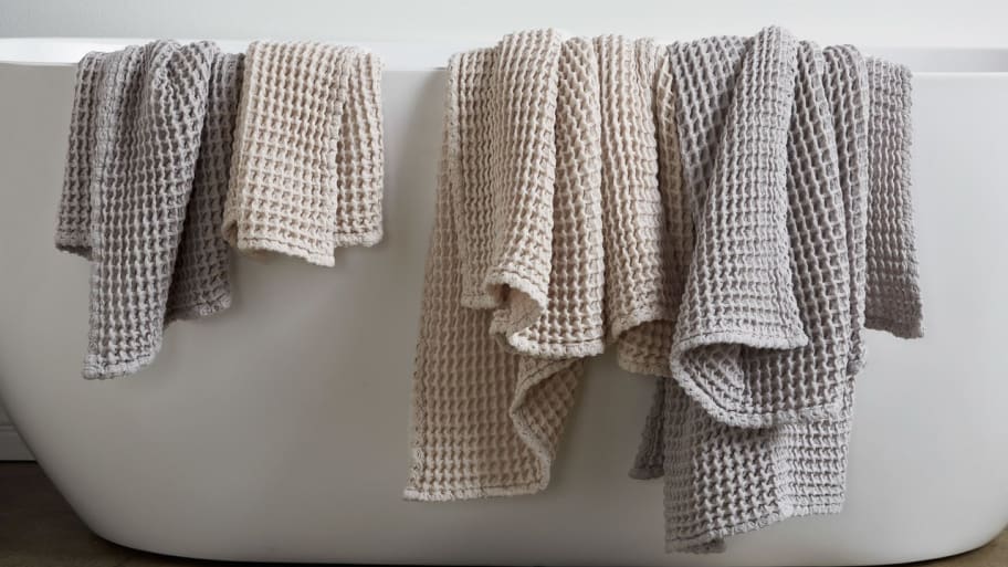 The Pioneer Woman 4 Piece Cotton Bath Towel Set, Soft Silver 
