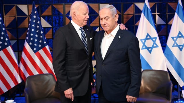US President Joe Biden (L) and Prime Minister Benjamin Netanyahu (R).