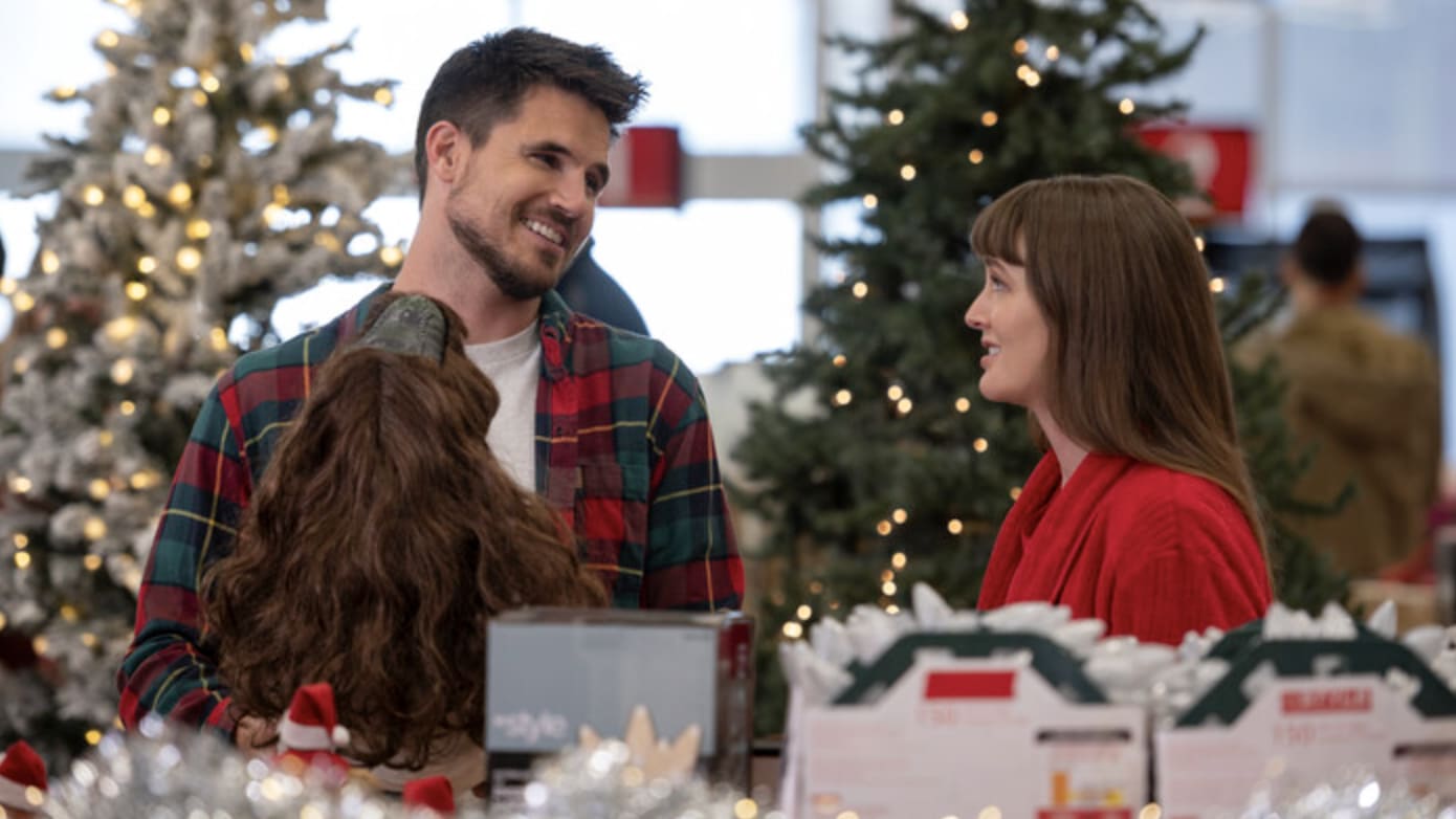 Photo still of Robbie Amell and Leighton Meester in 'EXmas'