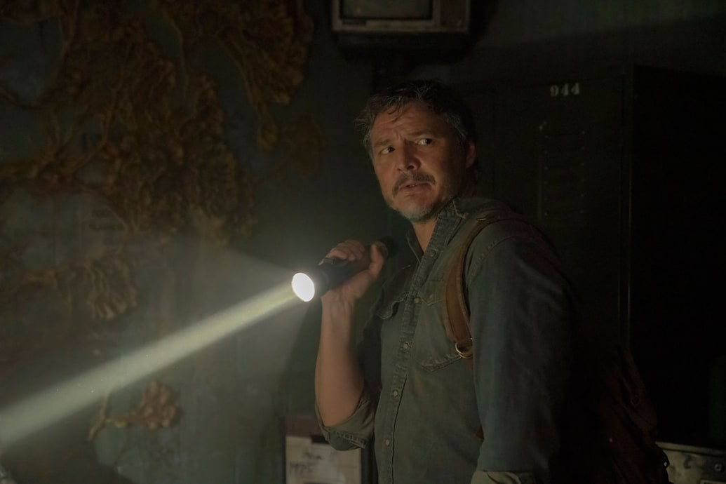 The denim jacket worn by Joel Miller (Pedro Pascal) in the series The Last  of Us (S01E01)