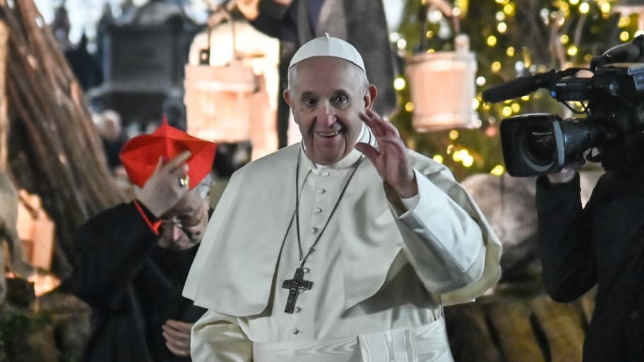biologi en ingen Angry Pope Francis Slaps Away Woman After She Grabs Him