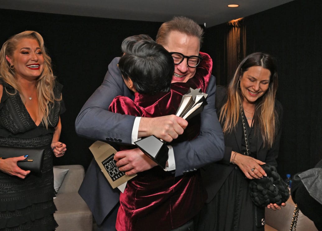 Image: At Oscars, Brendan Fraser and Ke Huy Quan embrace backstage.