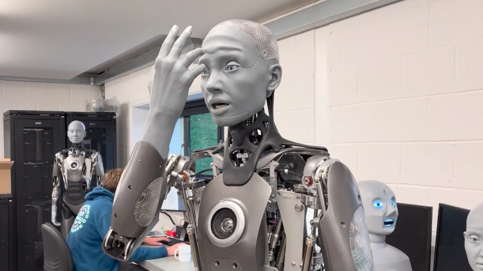 woordenboek linnen Corroderen Humanoid Robot Ameca With Freakishly Realistic Facial Expressions By  Engineered Arts Makes Debut