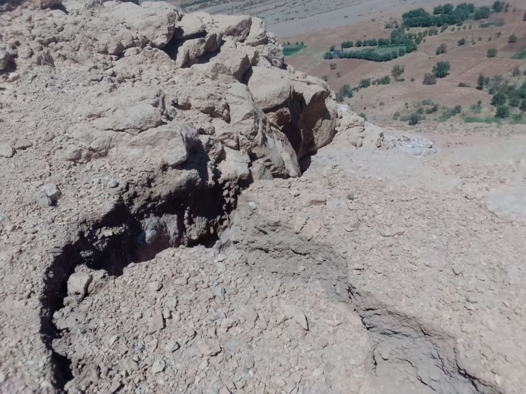 Massive crack in Jbel Taskoukte, which is Arabic for Taskoukte Mountain, is clearly visible.