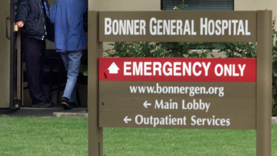 The outdoor entrance of Bonner General Health shows an emergency entrance and a sign pointing to it 