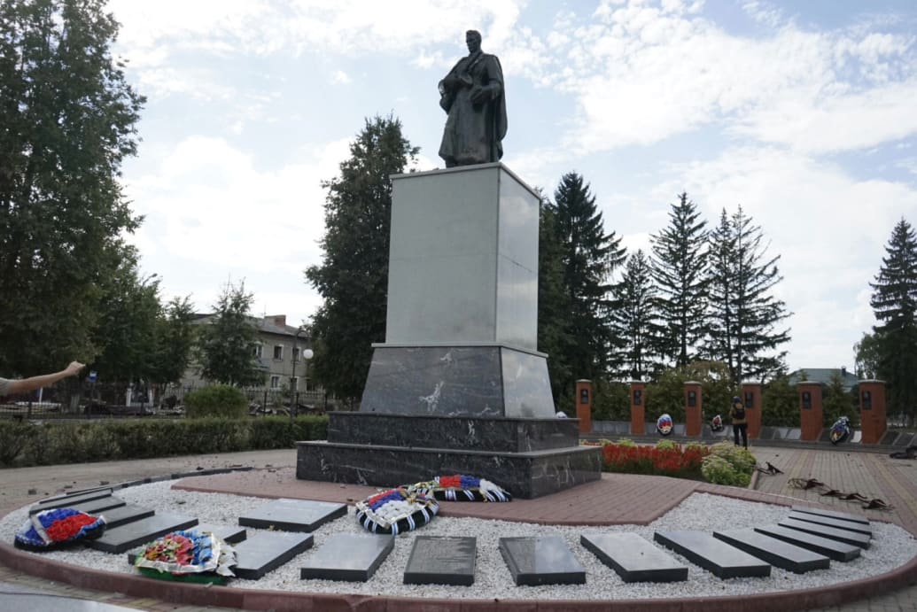 A statue in Sudzha, Russia.