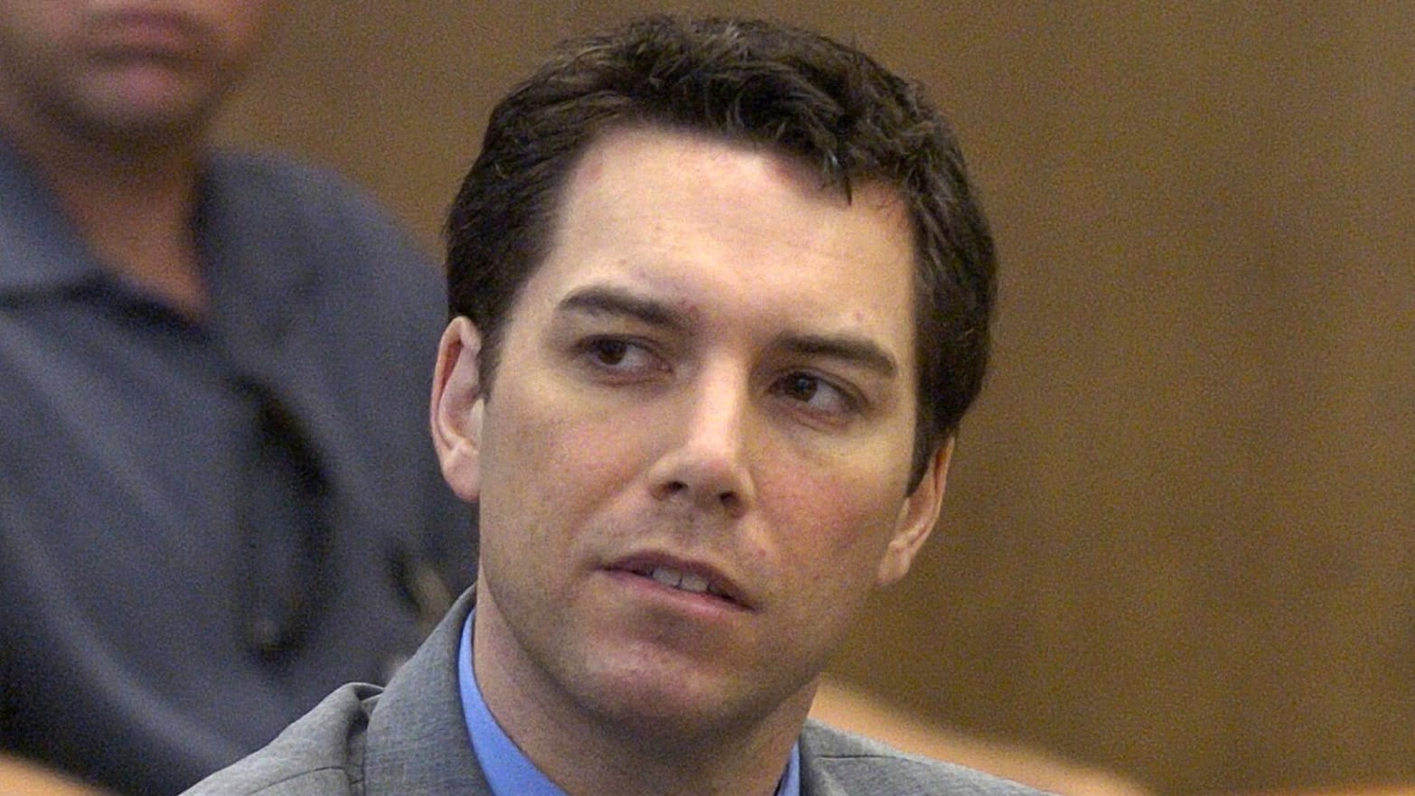 Scott Peterson stares to his right during his 2004 trial.