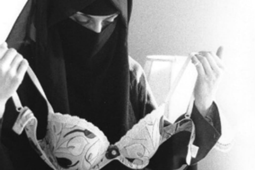 Saudinarabia Burkha Porn Videos - Who Knew There were Breasts Under that Burka?